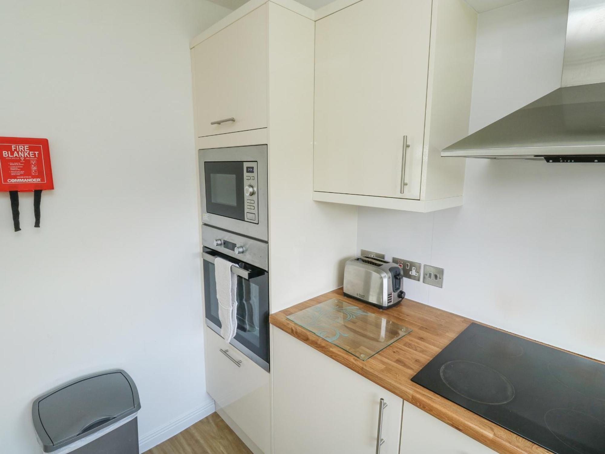 Harcombe House Bungalow 1 Нютън Абът Екстериор снимка